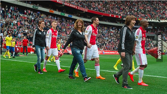 On Mother&#039;sDay Ajax-players took their moms with them on the field