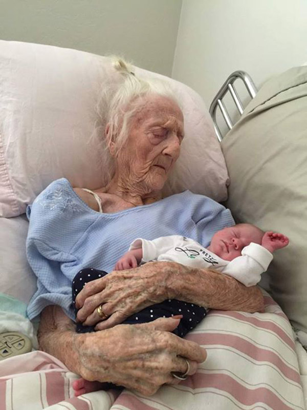 The Circle Of Life: 12 Heartwarming Photos With An Age Gap Of 100+ Years