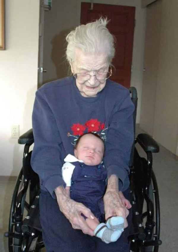 The Circle Of Life: 12 Heartwarming Photos With An Age Gap Of 100+ Years