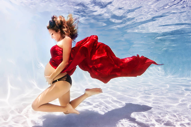 This Photographer Captures The Beauty Of Pregnancy With Stunning Underwater Photos