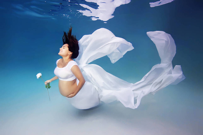 This Photographer Captures The Beauty Of Pregnancy With Stunning Underwater Photos