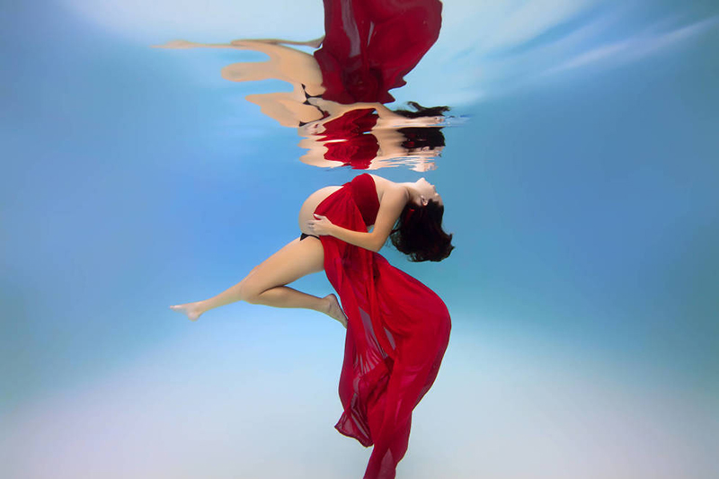 This Photographer Captures The Beauty Of Pregnancy With Stunning Underwater Photos