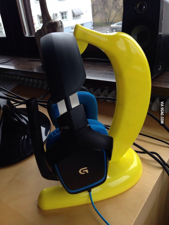 Turns out banana hangers are far cheaper than headset hangers