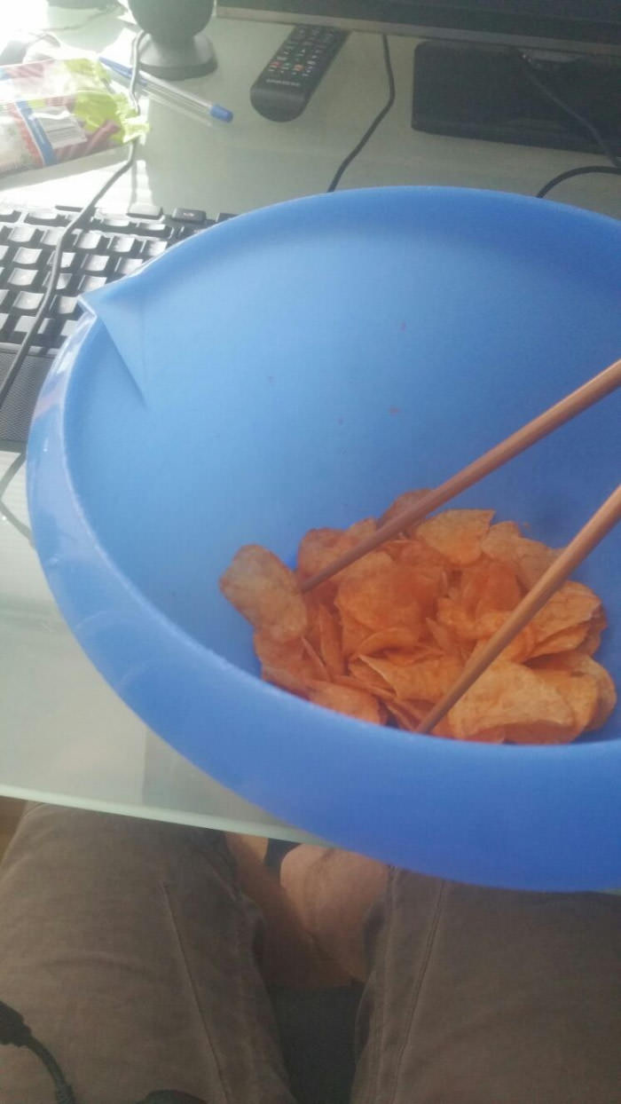 Didn&#039;t want to make my Fingers dirty, so I ate my Chips with chopsticks