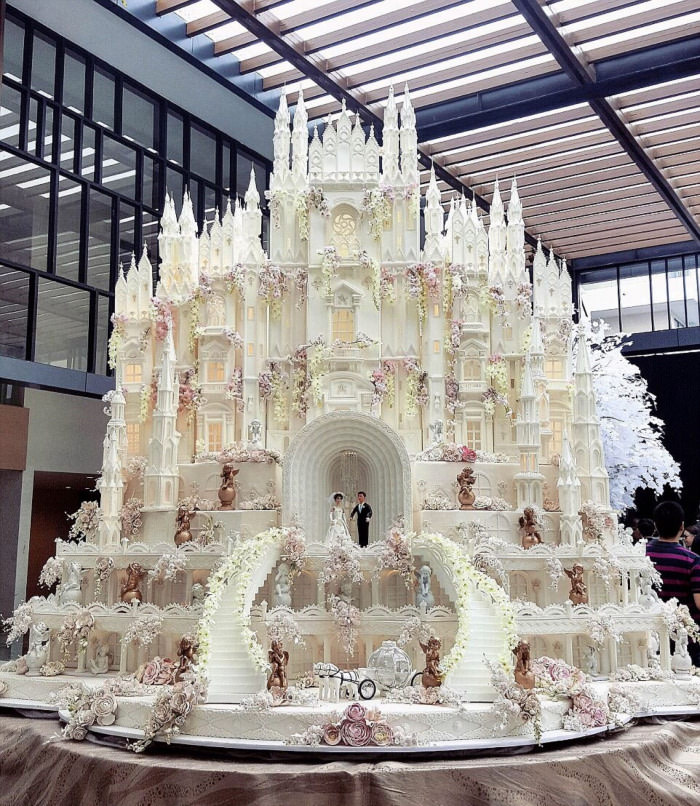 Extravagant wedding cake