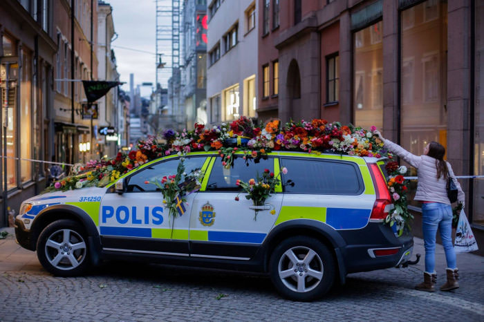 The day after the terrorist attack in Stockholm, the Swedish people are show their appreciation for the police.