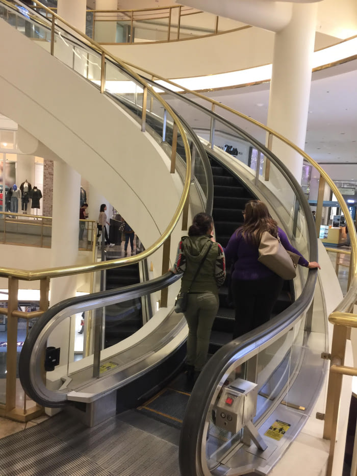 Curved escalator