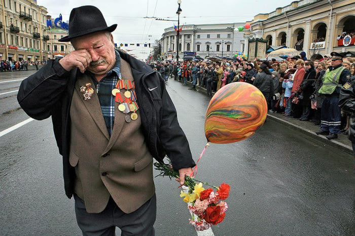 Last veteran of his WWII Russian battle group marching alone in Memorial Day Parade.