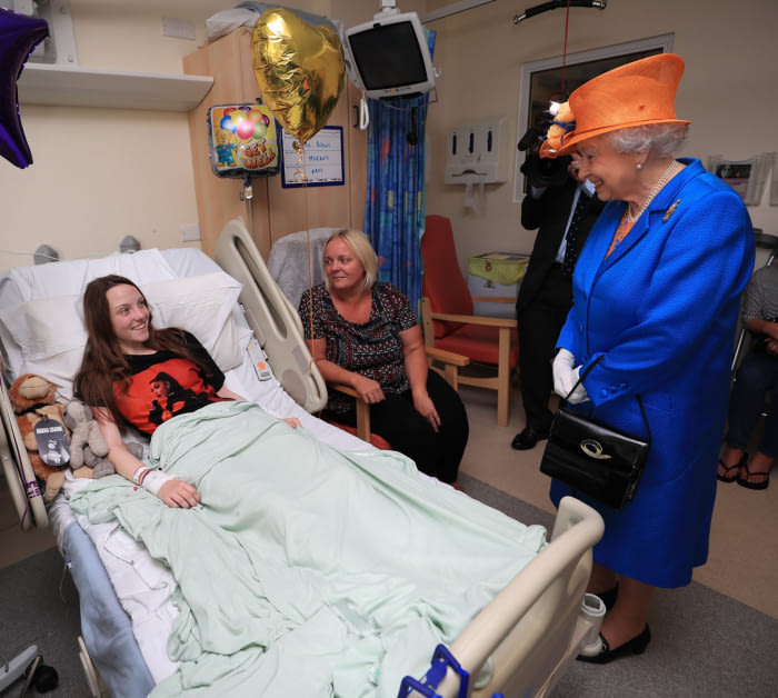 The Queen has visited Royal Manchester Children&#039;s Hospital to meet victims of the bombing at the city&#039;s arena.